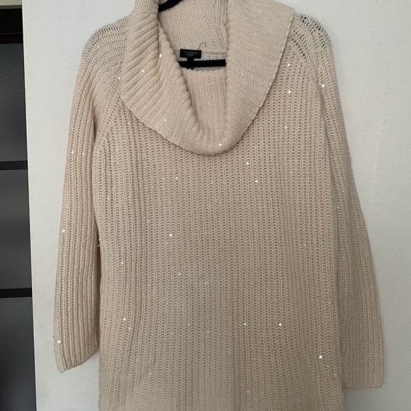 Beautiful holiday sweater. - Picture 2 of 5